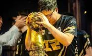 包含Rookie爆冷击败RNG，关键助攻引爆全场！的词条