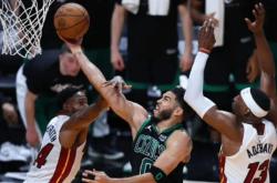 包含比赛规则变更引爆全场！，塔图姆意外战胜热火上演精彩一战的词条